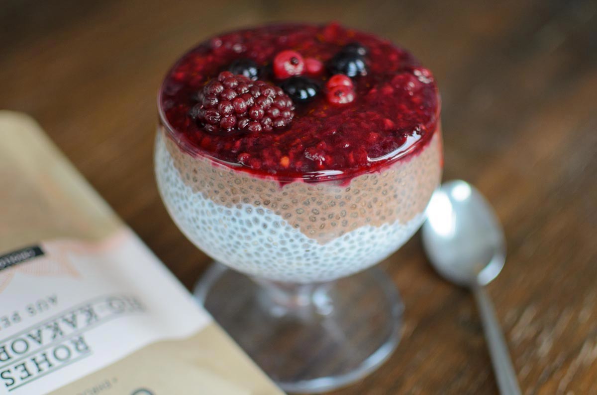 Chia Pudding mit Kakao und Beeren-Topping - CauCawa - Ehrlicher Kakao