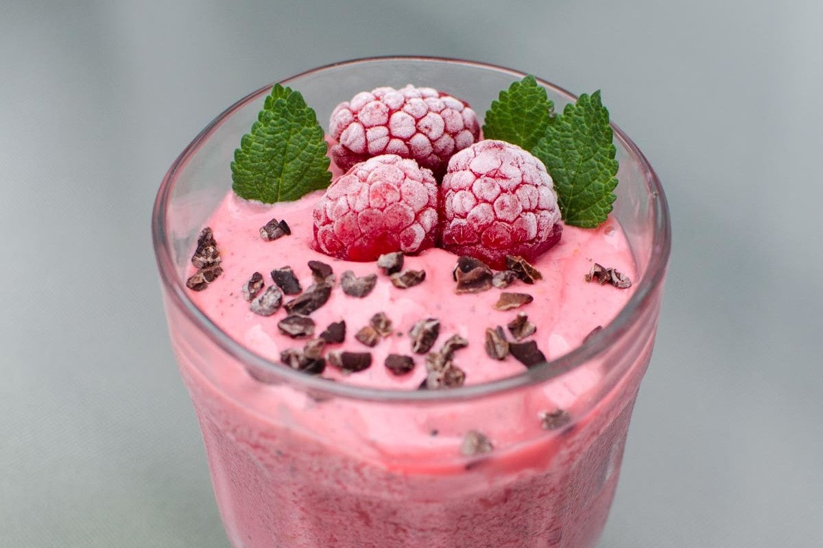 Himbeer Frozen Yogurt mit Kakaonibs - CauCawa - Ehrlicher Kakao