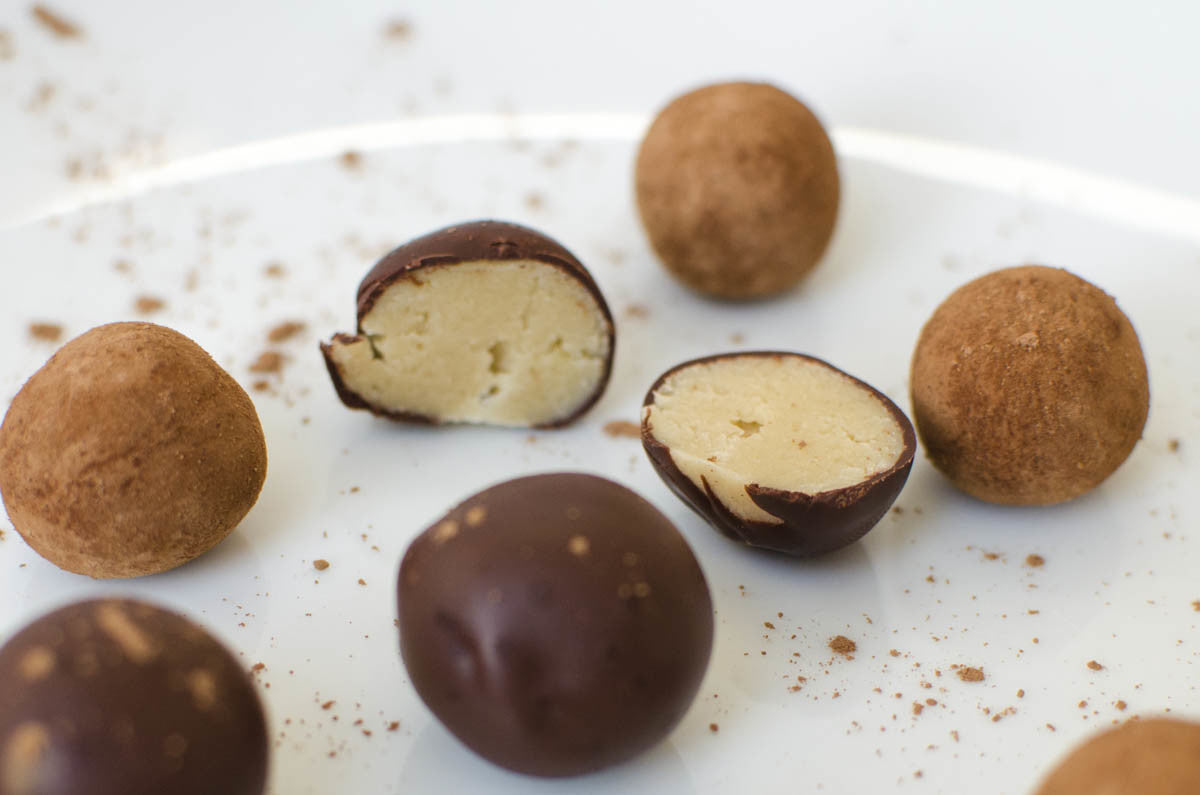 Selbstgemachte Marzipan Kugeln mit Schokolade und Kakao - CauCawa - Ehrlicher Kakao