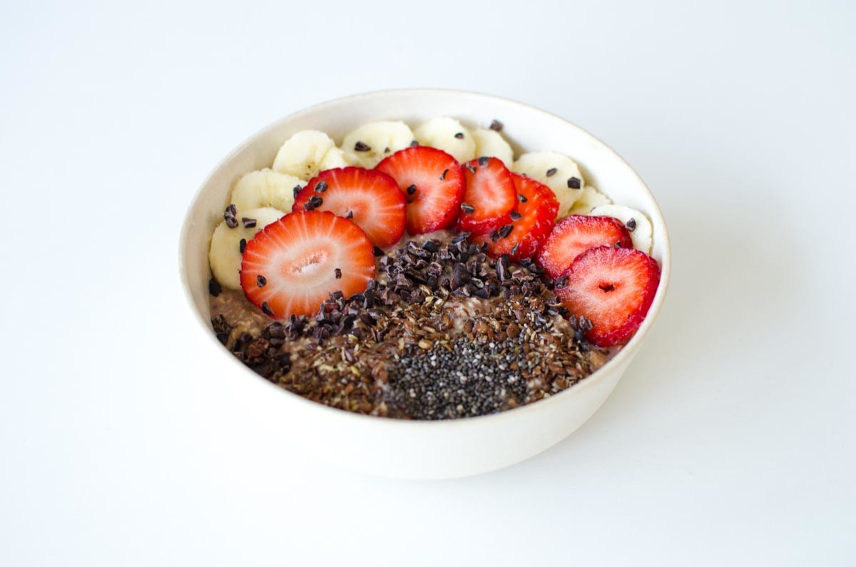 Overnight Oats mit Kakaonibs und frischen Früchten - CauCawa - Ehrlicher Kakao