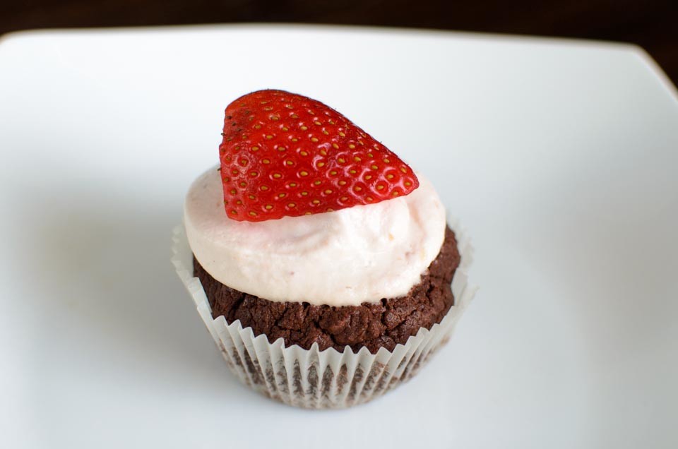 Sommerliche Erdbeer-Schoko-Cupcakes - CauCawa - Ehrlicher Kakao