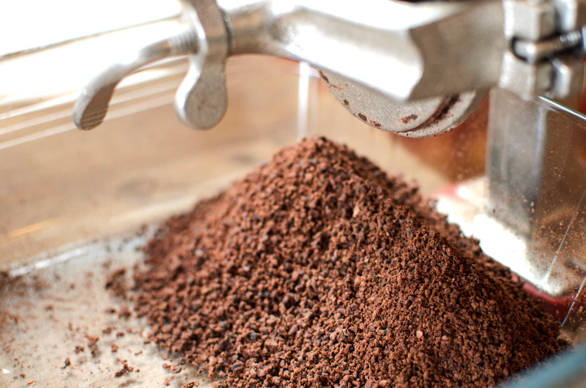 Kakaonibs nach dem Mahlen - diese sind die Grundlage für die Schokoladenherstellung