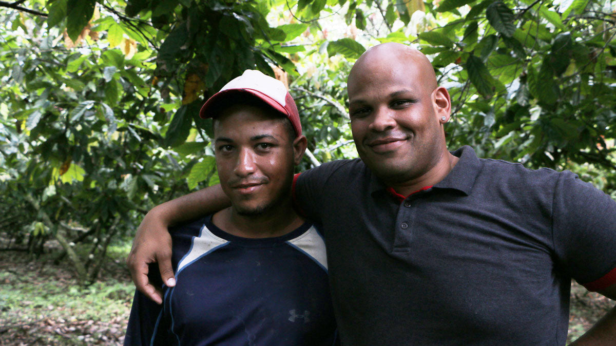 Kenny Santana mit seinem Cousin auf seiner Kakaofarm in der Dominikanischen Republik - von hier bekommt CauCawa die Kakaobohnen direkt!