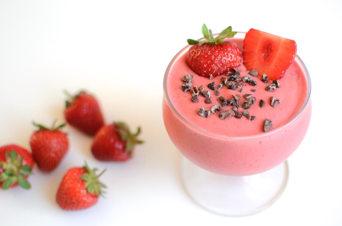 Erdbeer Frozen Yogurt mit Kakaonibs - CauCawa - Ehrlicher Kakao